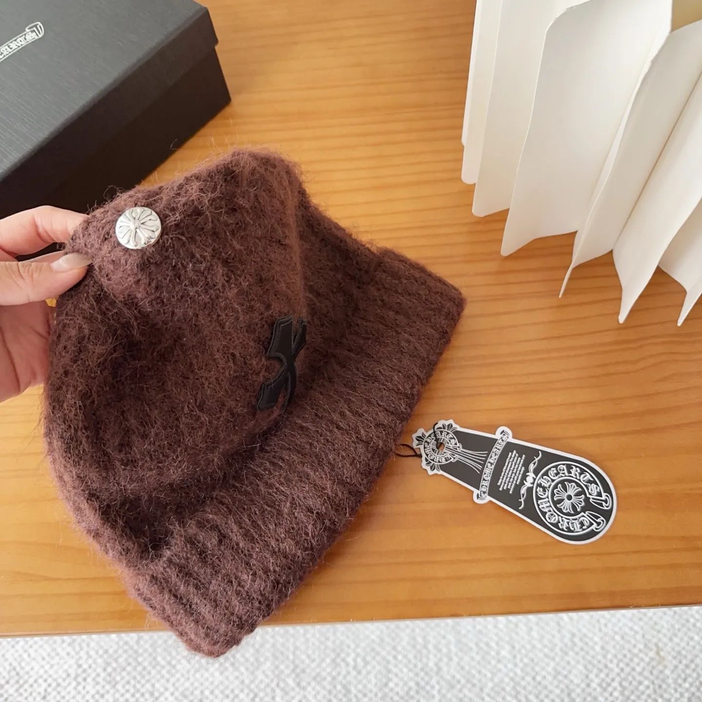 💰56 Crow Heart Autumn and Winter Wool Knitted Beanie This must be a favorite of minimalism. It is clean, neat, fashionable and versatile, and will definitely not be picky about your face shape! A fashionable classic that lasts forever! Fashionable black and white can be purchased together!